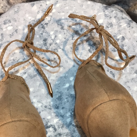 Women’s Lulu’s Size 7.5 Tan Fabric One Band 4” Heel Sandals with Ties - Picture 9 of 9